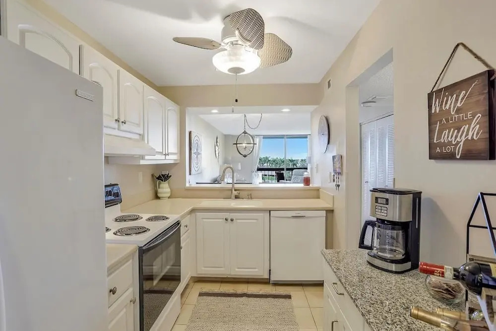 Condo in community with beach access, pool and tennis