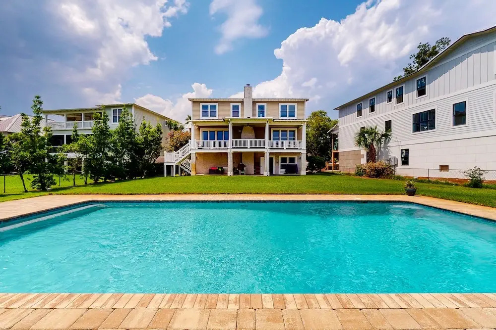 Fantastic Getaway With Private Pool, Deck, Game Room, AC & Fast Wifi