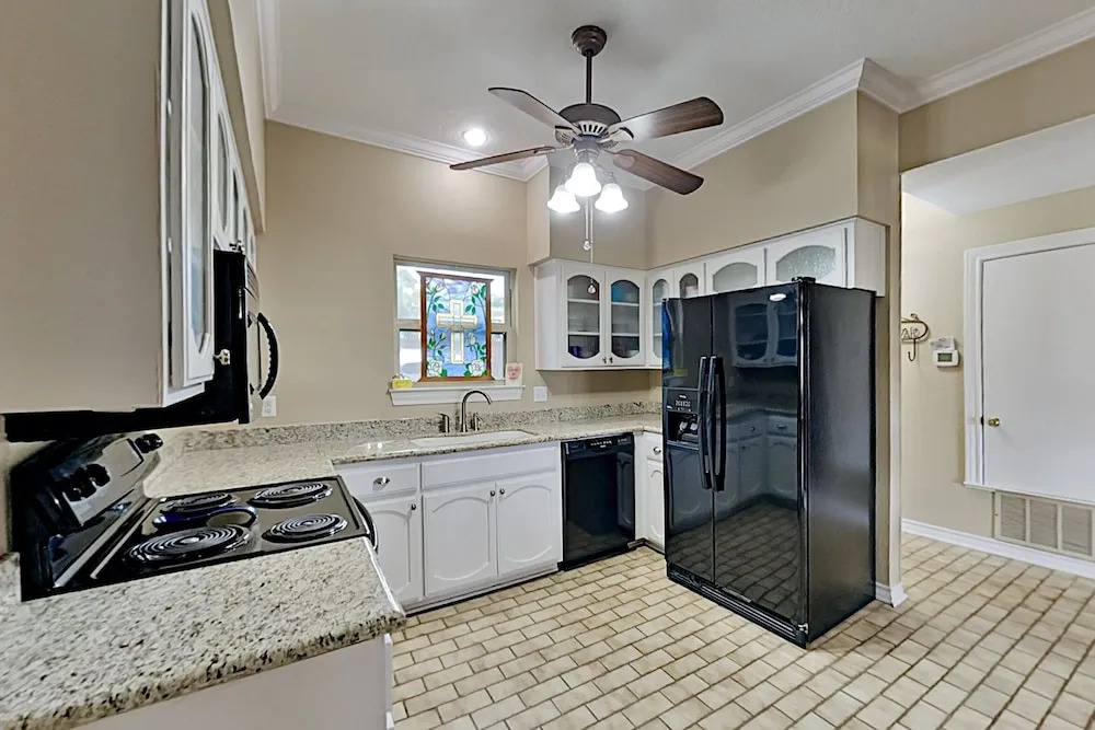 Lake-view All-suite - Near Marina & Dining 2 Bedroom Townhouse