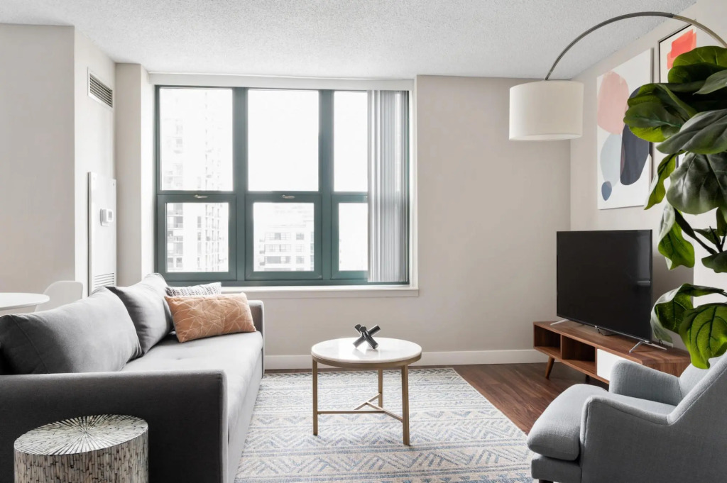 Chicago | Remote Work Friendly Studio w Full Kitchen