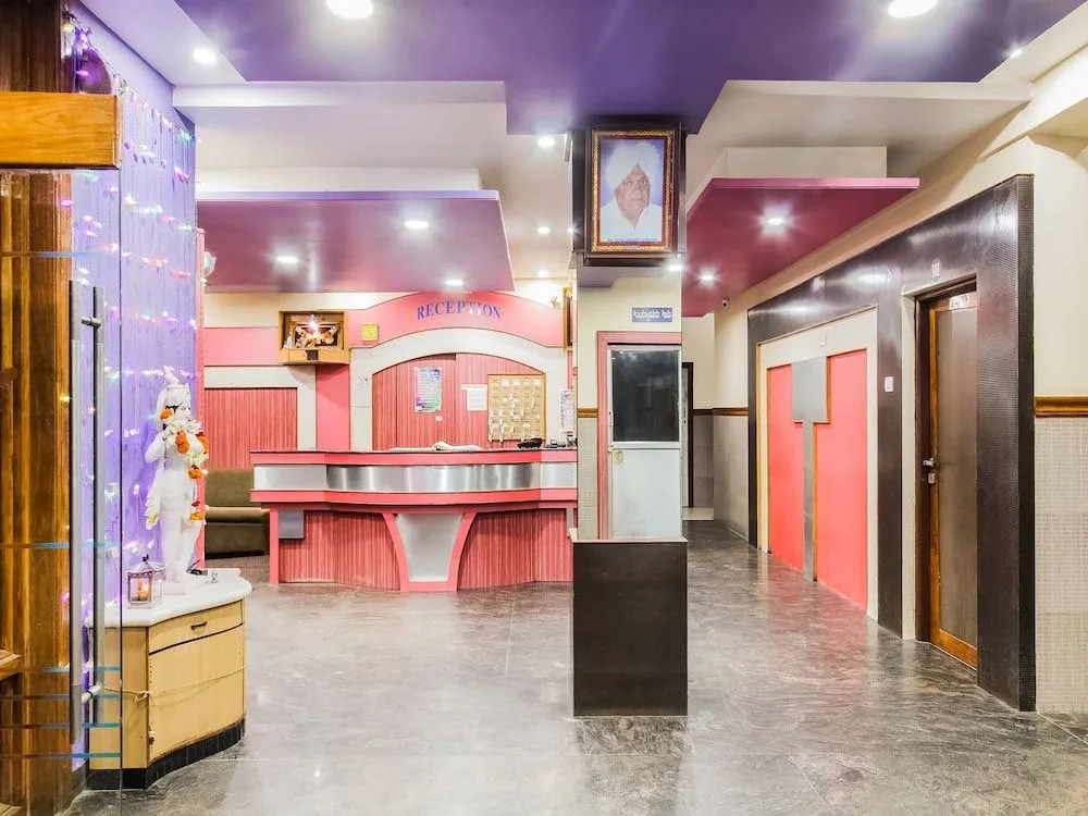 Spot on 49517 Hotel Hoysala Deluxe Lodging