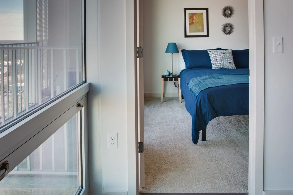 1 Bedroom and 2 Bedroom Uptown Apartments with City Views by Frontdesk