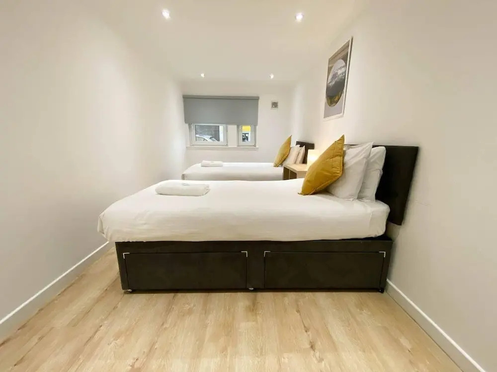 Large Modern 3 Bedroom Apartment - Free Parking
