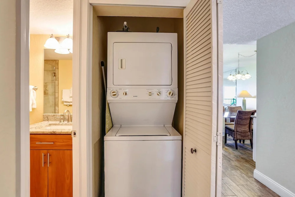 Land's End 303 Building 6 Updated / Beachfront Condo!