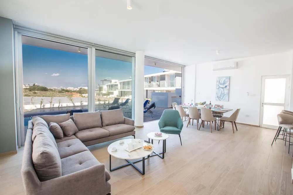 Villa Prol17, Exquisite 5bdr Villa With Pool, Close to Fig Tree Bay Beach