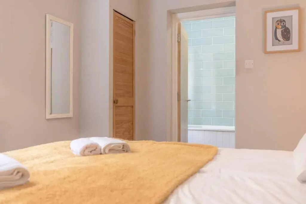 Stylish Apartment 5 Min Walk To Castle & Parking!