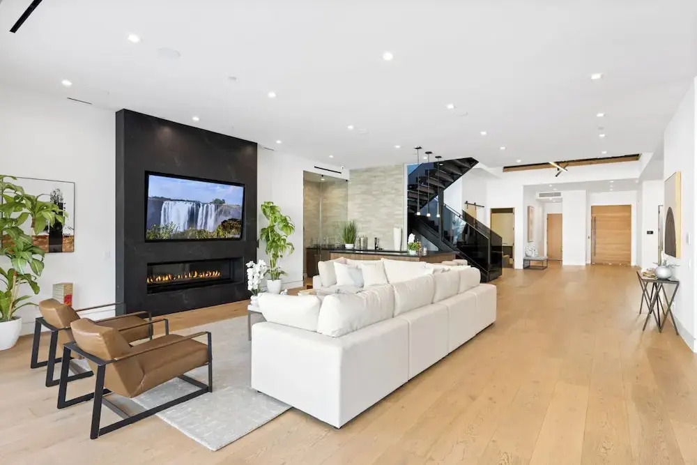 Melvin - Modern Contemporary Estate w/ Backyard + Pool & Spa