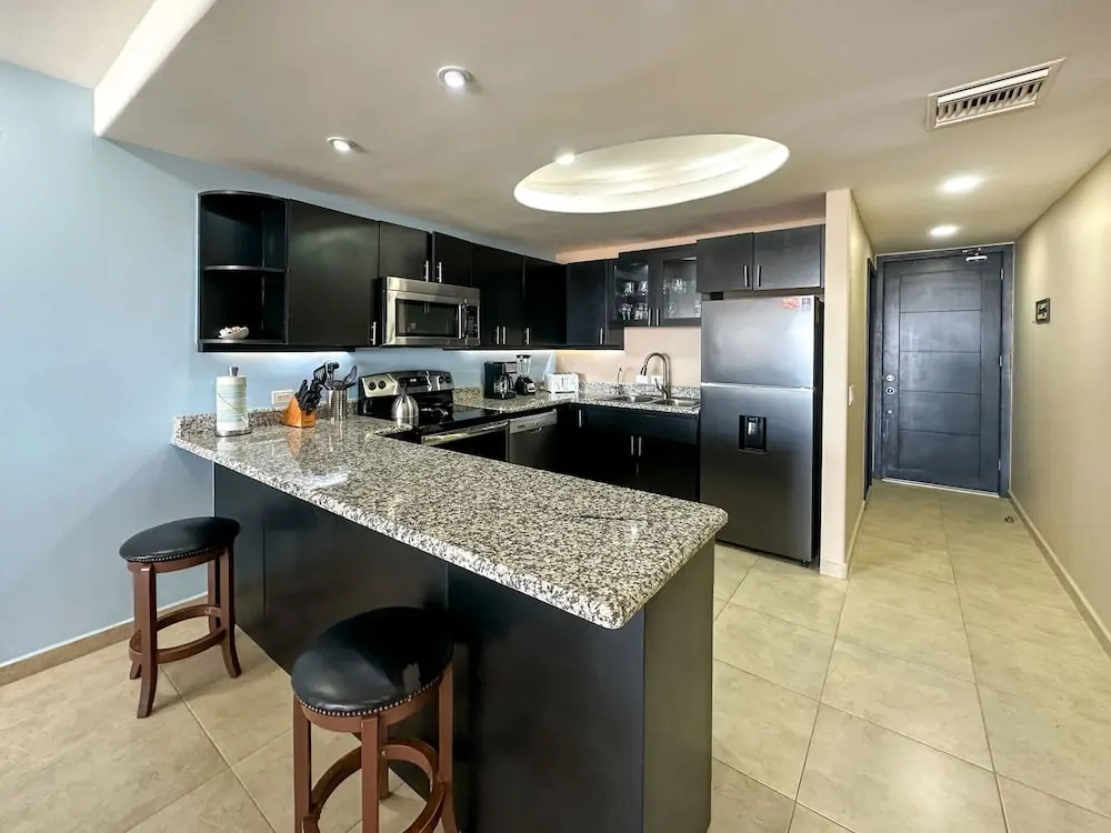 Wake Up Close to the Ocean in This 2BR Condo