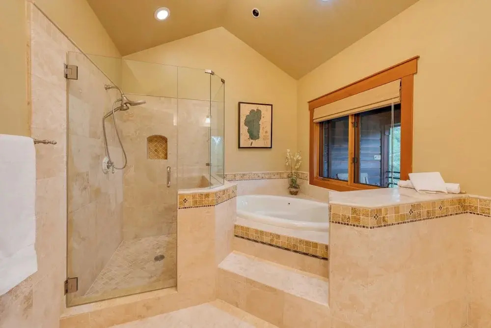 Cedars at Palisades by Avantstay Hot Tub, Resort Access, and Mountain Views