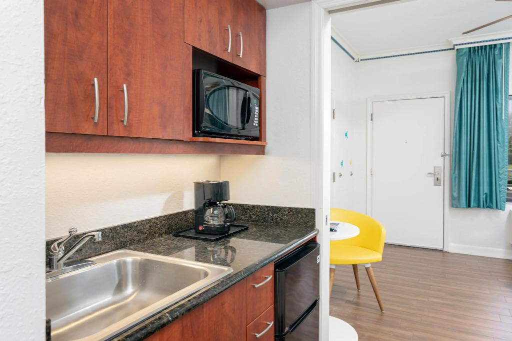 Beachside Hotel & Suites Cocoa Beach - Port Canaveral