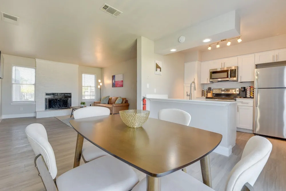 6 Mi to At&t Stadium: Grand Prairie Apt w/ Balcony