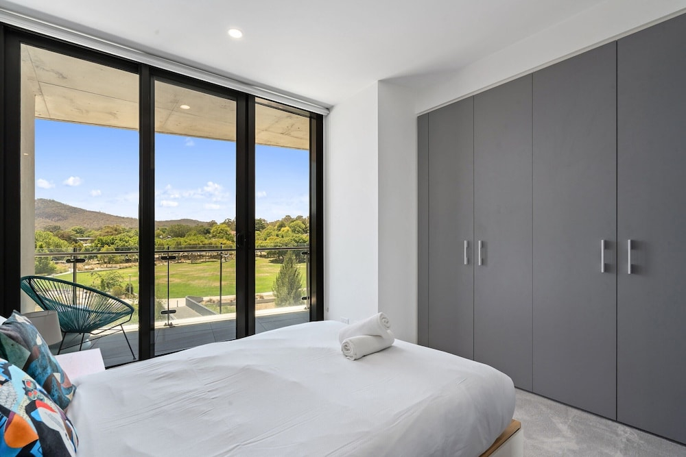 Elegant 3-bed Apt With Park Views in Campbell