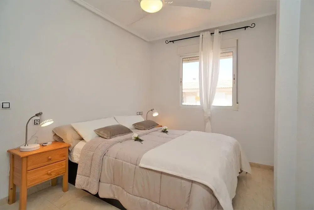 7 Mins From The Beach, Shared Pool Free Wifi