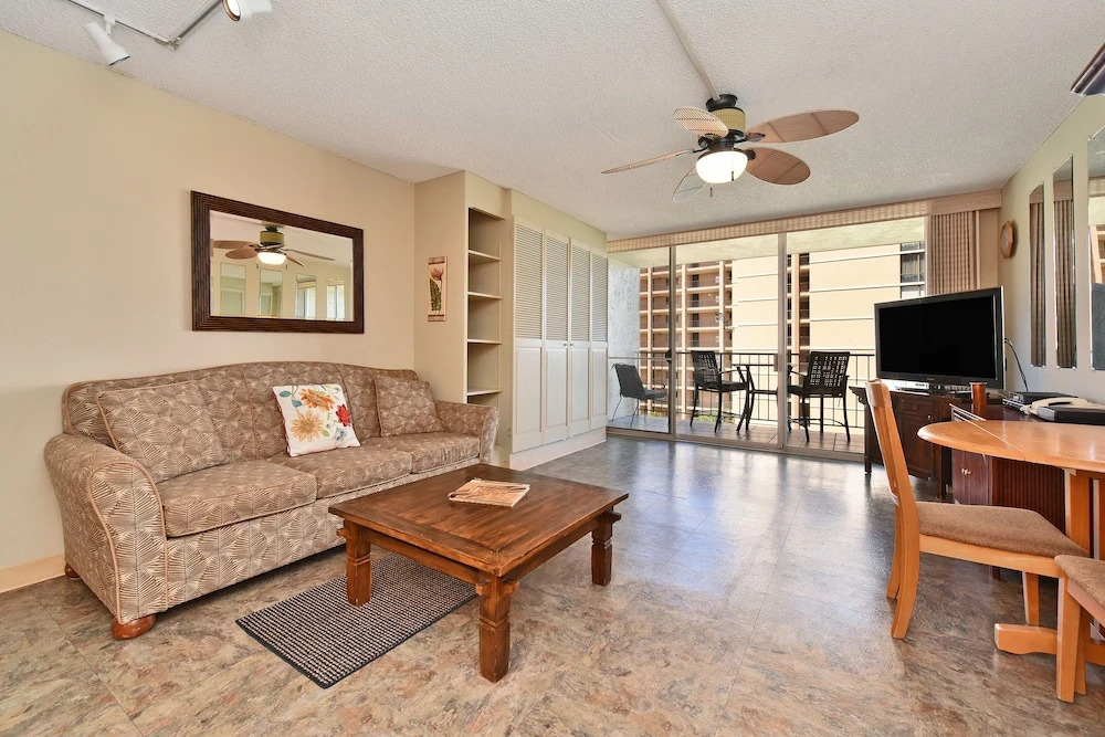 Royal Kahana #617 Studio Bedroom Condo by RedAwning