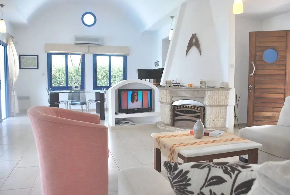 Sea Front Villa With Private HEATED Pool, Quiet area Paphos 322