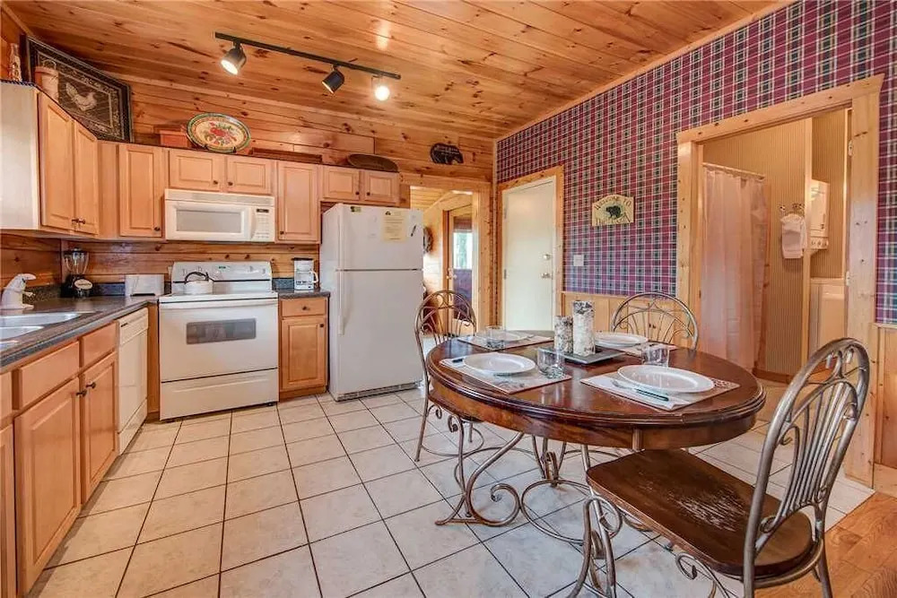Bear Hyde 3 Bedroom Home with Hot Tub