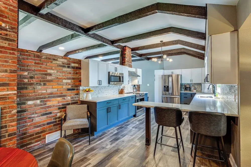 Chic Family-friendly Home in Riverside: 7 Mi to KC