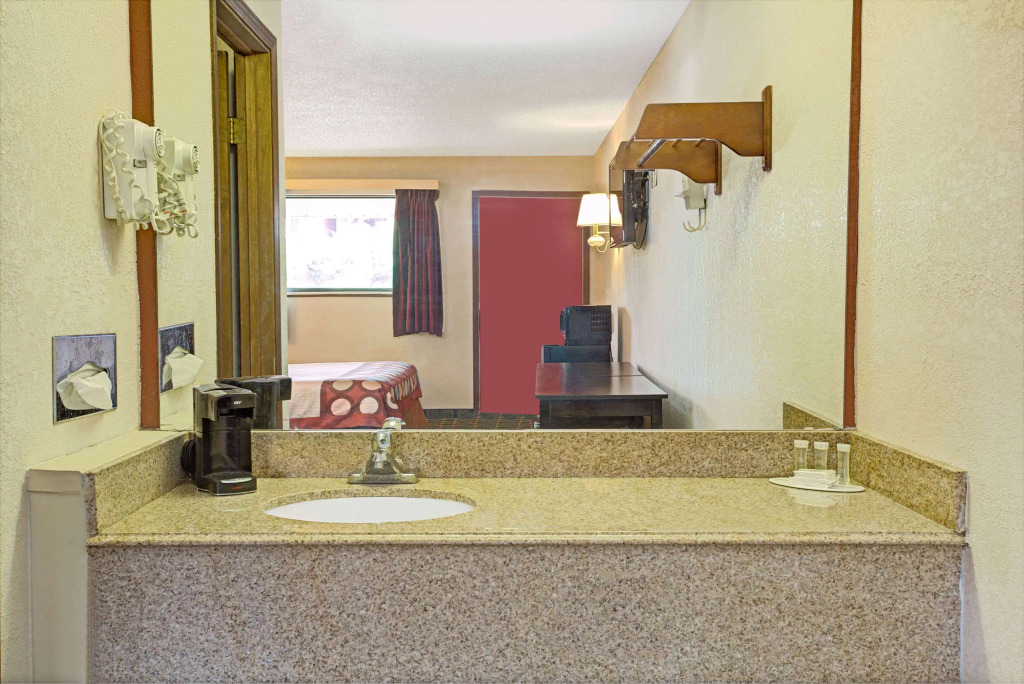 Super 8 by Wyndham Cincinnati/Springdale OH