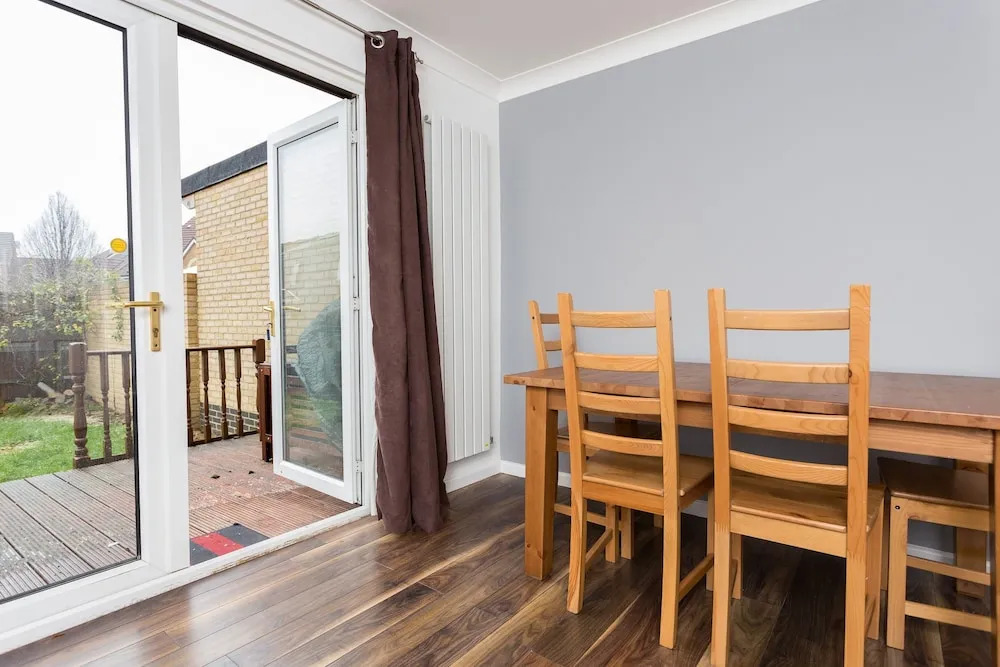 3 Bedroom House near Colliers Wood Sleeps 6