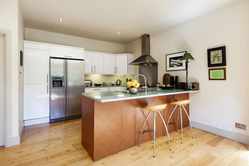 Exquisite East Acton Home Close to Shepherds Bush by Underthedoormat