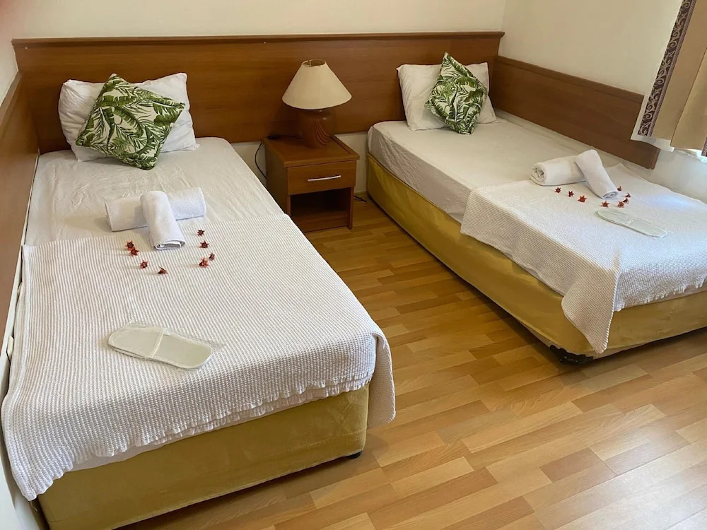 Felicity Hotel & Bungalows