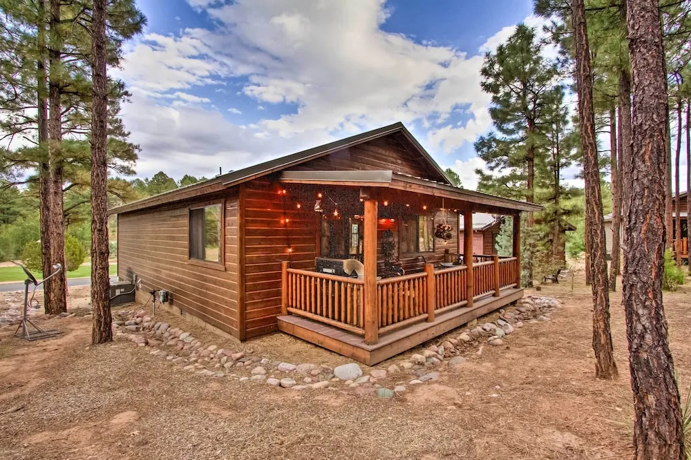 3 Mi to Fool Hollow Lake: Romantic Show Low Cabin