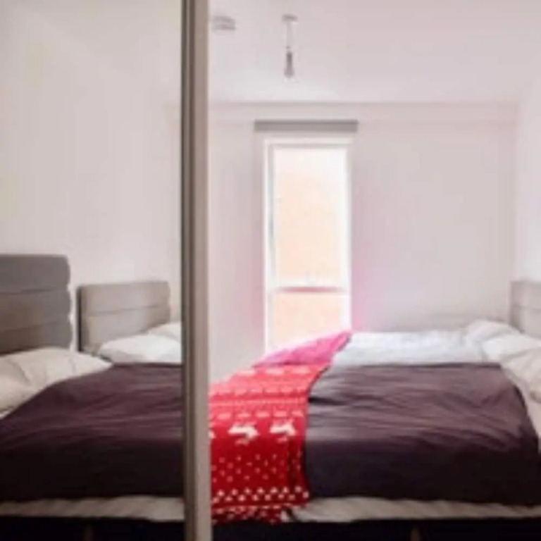Spacious Flat In London Zone 2 With River Views