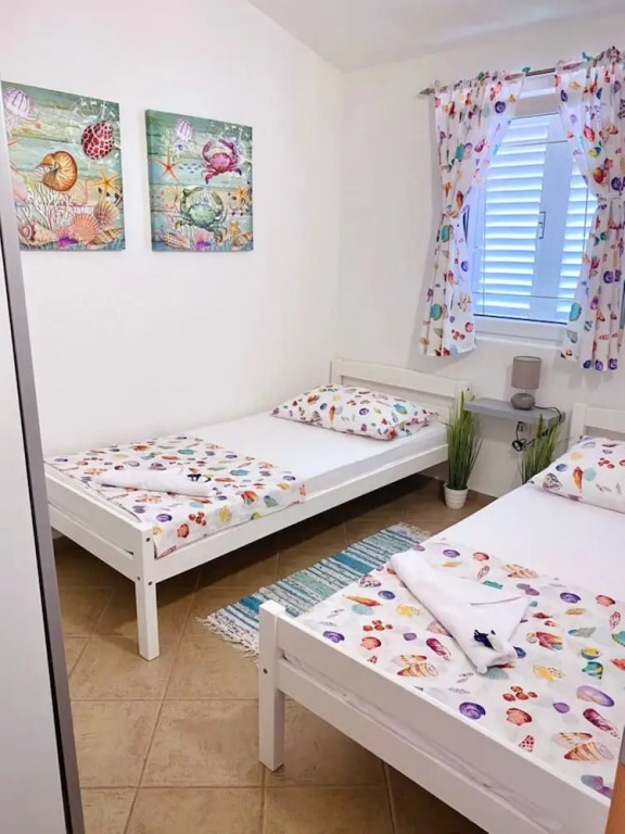 A2 - apt w. Terrace, Just 3 min Walk to the Beach