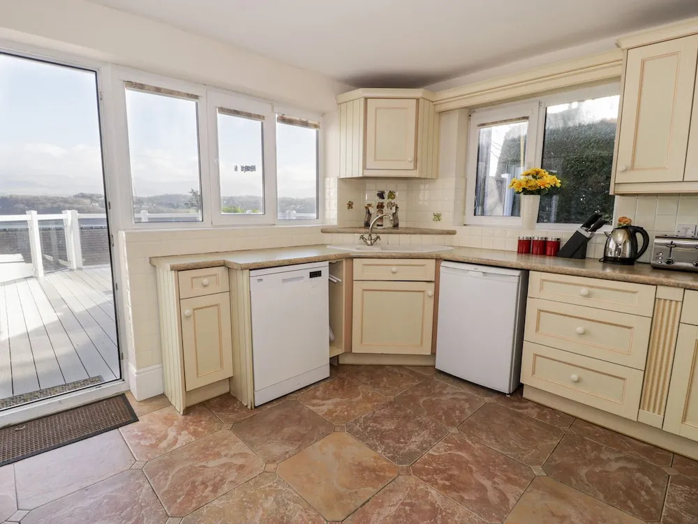 11 Glyn Garth Mews