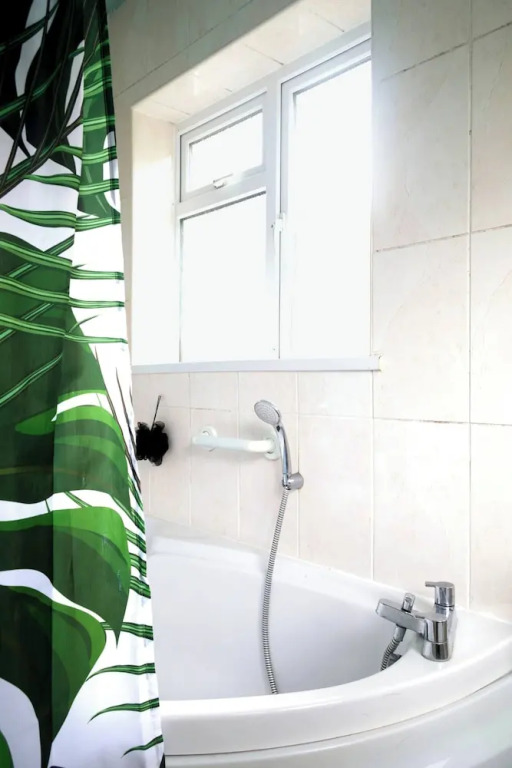 Elegant 5-bedroom Home- Fast Wifi, Free Parking & Netflix