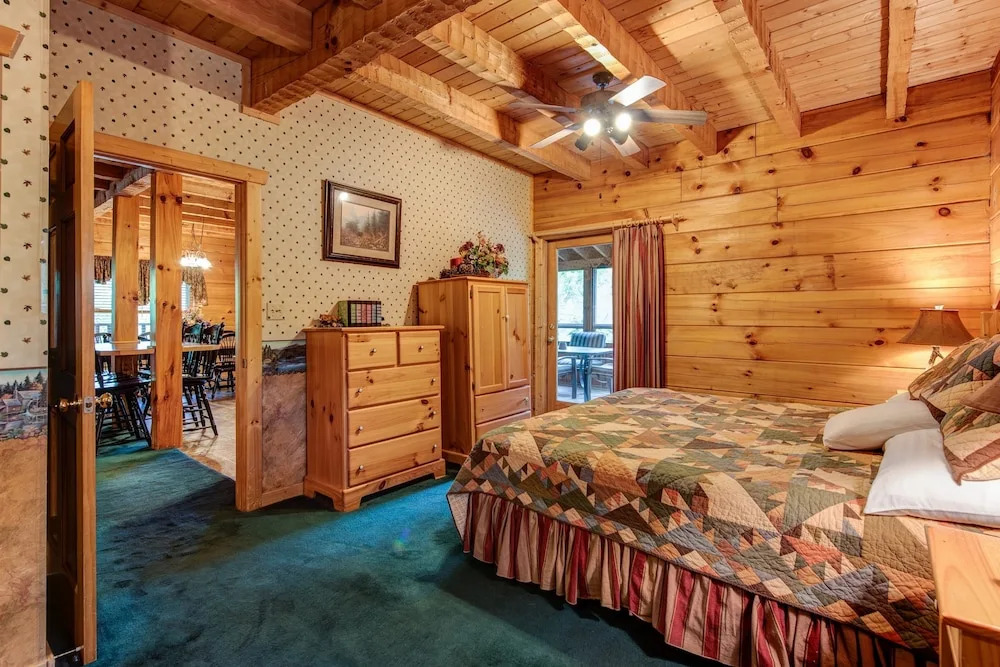 Douglas Lake Hilltop Hideaway