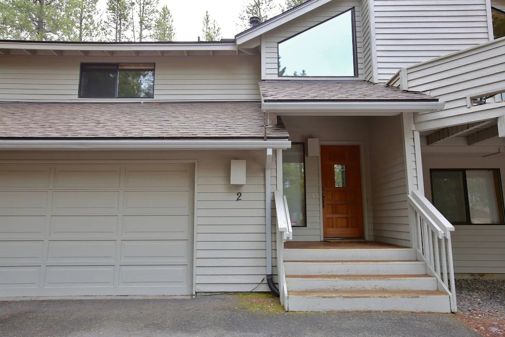 2 Quail Home Private Hot Tub, Steps from SHARC and short walk to the Sunriver Village by RedAwning