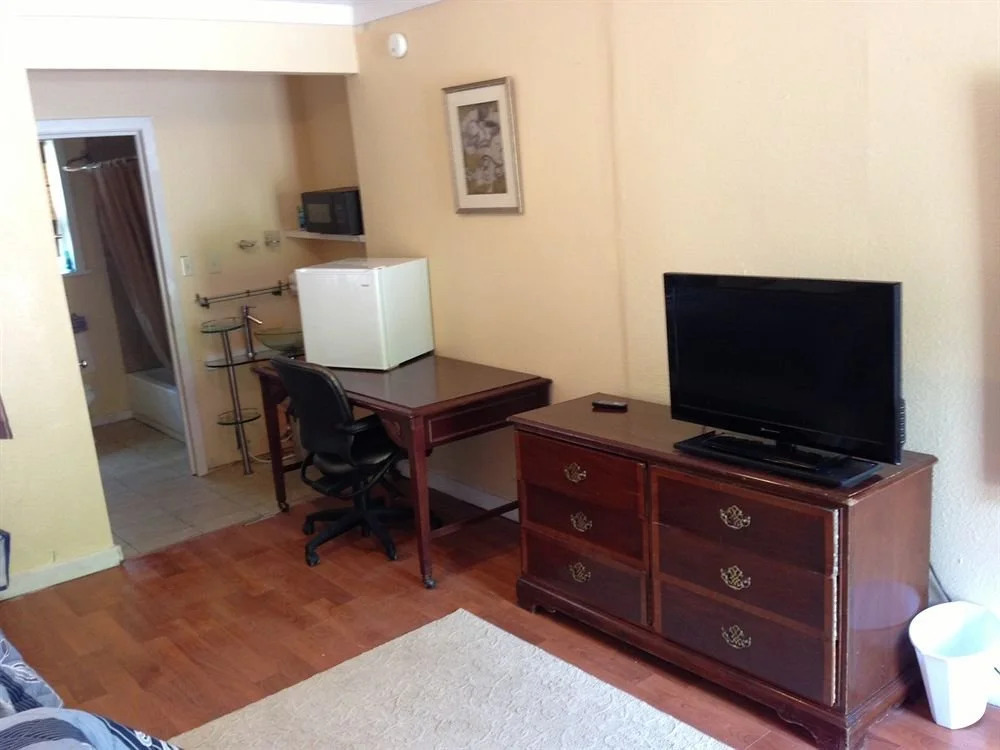 Crest Inn Suites & Cottages