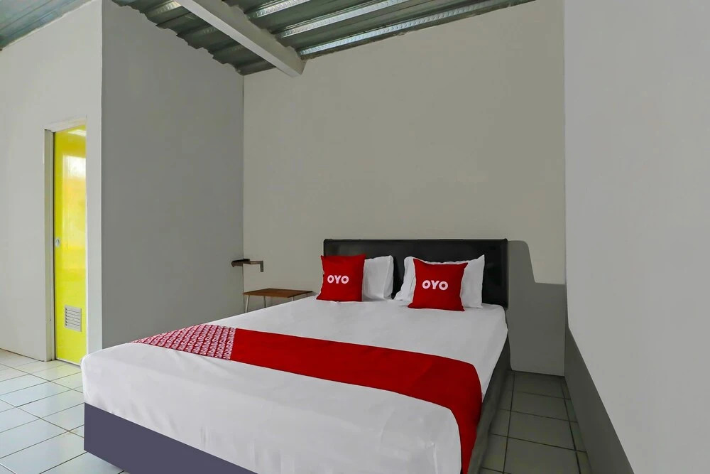 OYO 90809 Homestay Black Pink Merah Jambu Syariah
