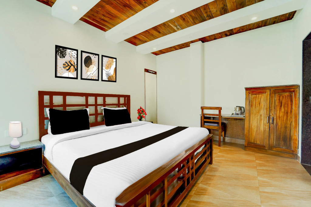 OYO 79915 SRJs Thaneesh Residency