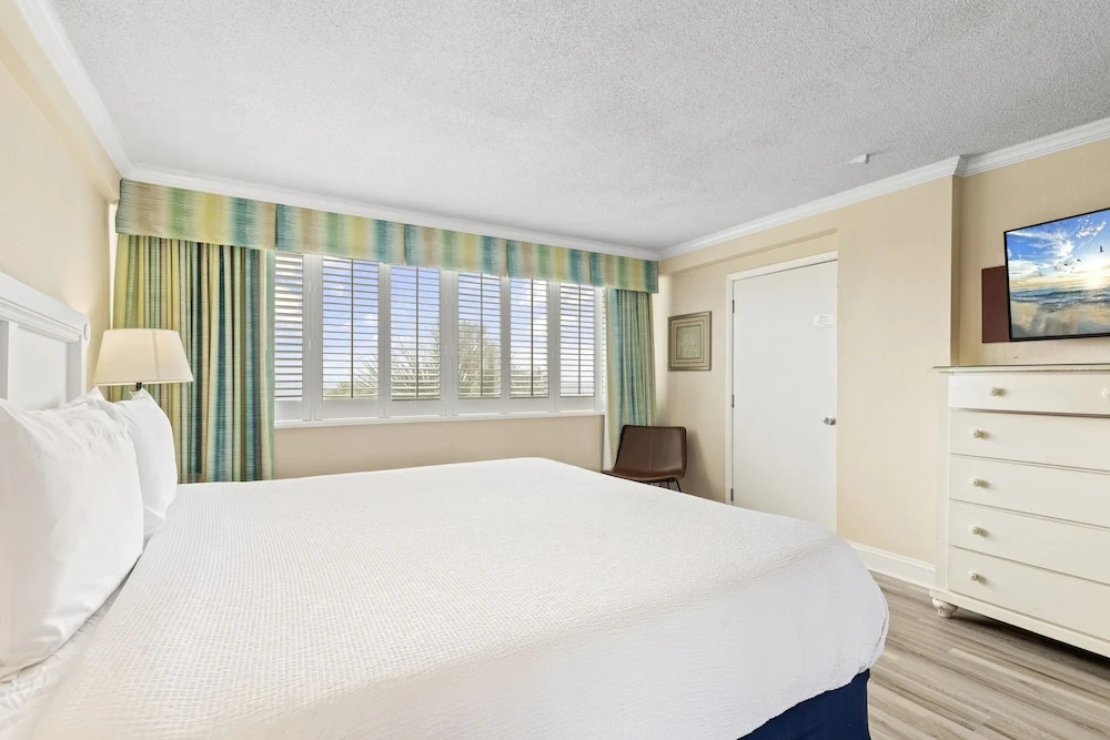 2BR Ocean View Condo w Private Balcony