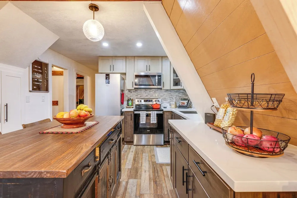 3 Mi to Calaveras Big Trees: Cabin w/ Fire Pit!