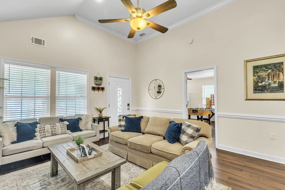 Great Downtown 4BR 8 Beds + Foosball Fun