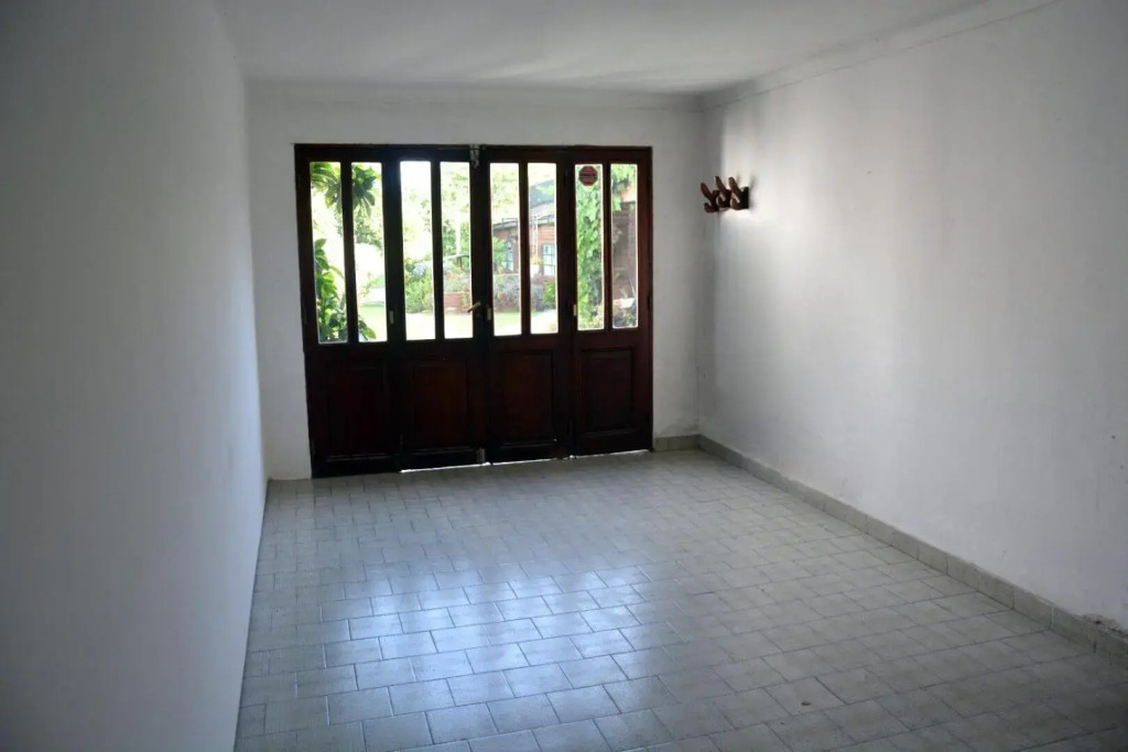 Casa c/amplio jardín, garage y parrilla