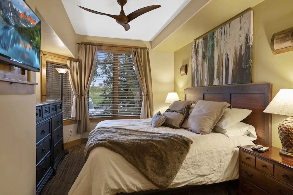 Eagleridge Lodge 201 2 Bedroom Condo by RedAwning