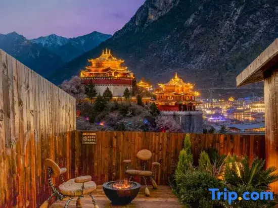 Yu designer Meisu (Dukezong Ancient City Dafo Temple Prayer Tube Shop)