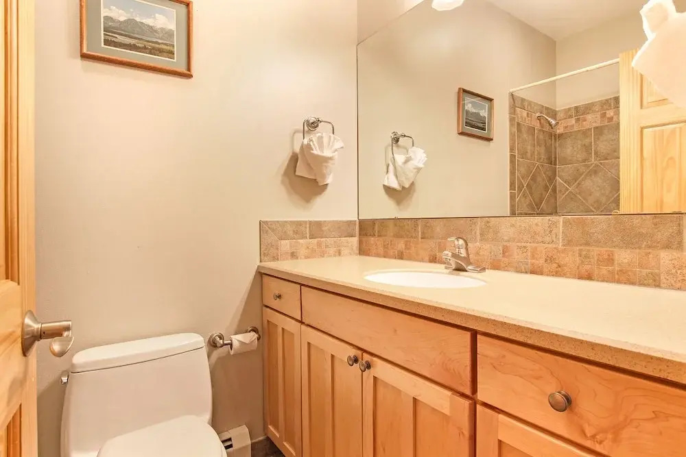 Mount Chapin S4 2 Bedroom Condo by RedAwning