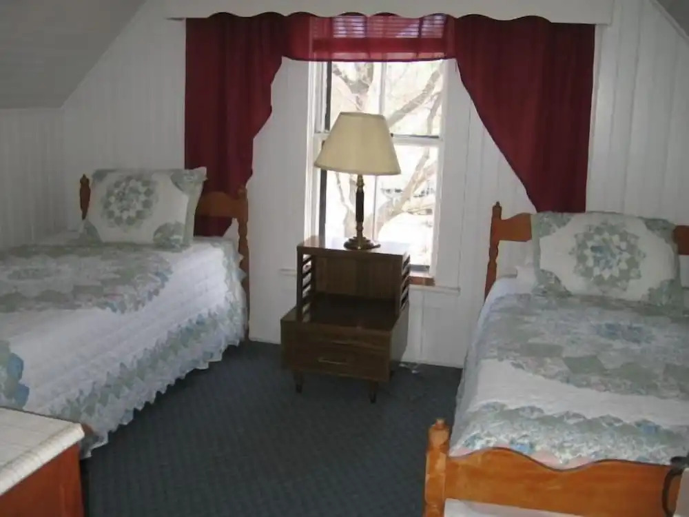 Weirs Beach Motel and Cottages
