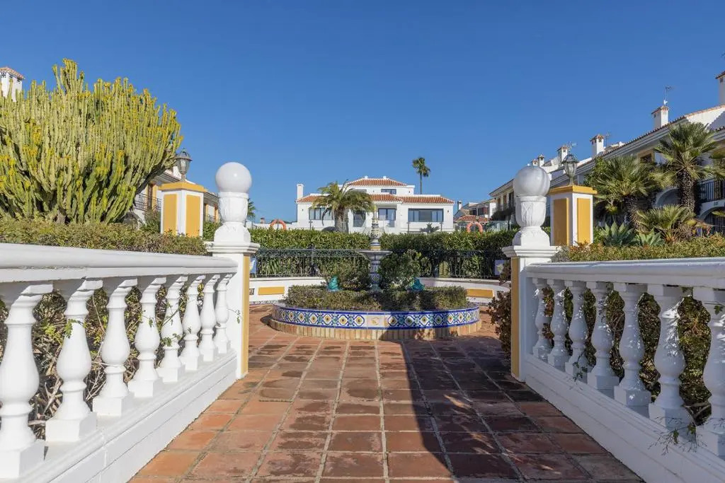 042 Classic 2 Bed Andalusian Townhouse 500m From Beach