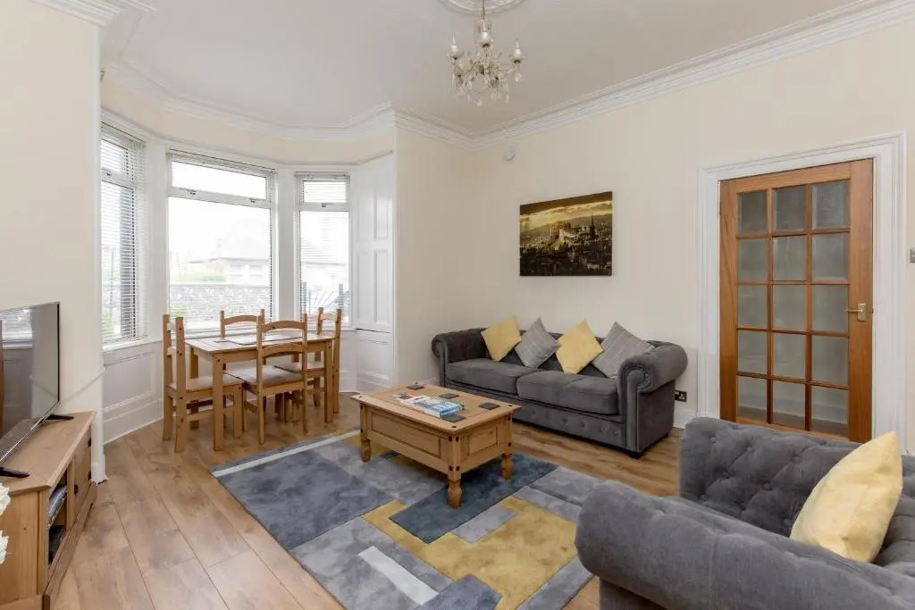 414 Spacious 1 bedroom ground floor apartment near Leith with sofa bed in living room