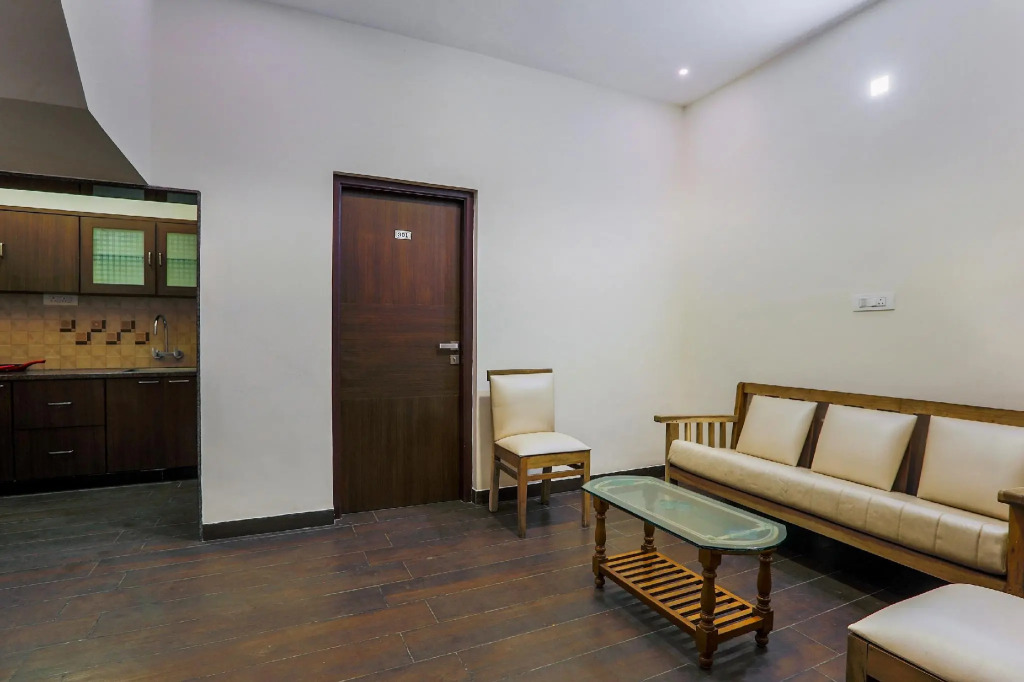 OYO 79915 SRJs Thaneesh Residency