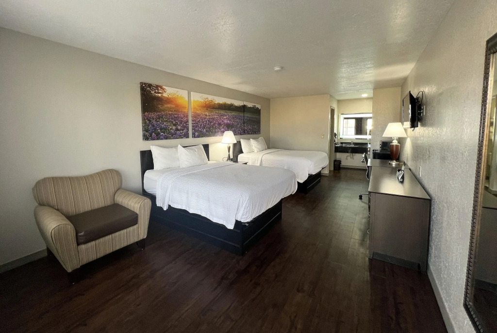 Days Inn & Suites by Wyndham - Canton First Monday Trade Days