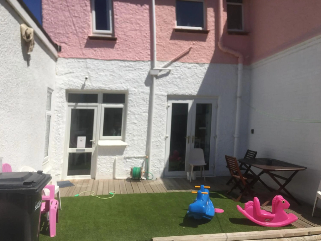 SINGER HOUSE , PAIGNTON BEACH SEAFRONT ,TORBAY , GUARANTEED FREE PARKING , WIFI ,We have various GROUND FLOOR Holiday Apartments with Private Gardens , Family rooms & Double rooms ,Opposite Paignton Pier
