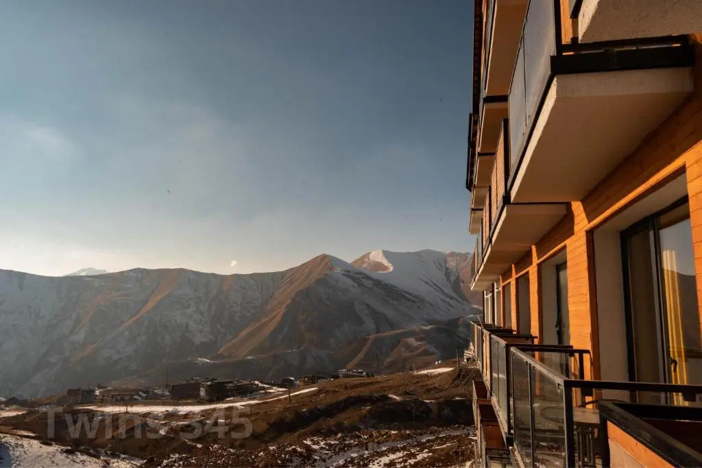 Valley & Mountain View, Twins, with Hot Water