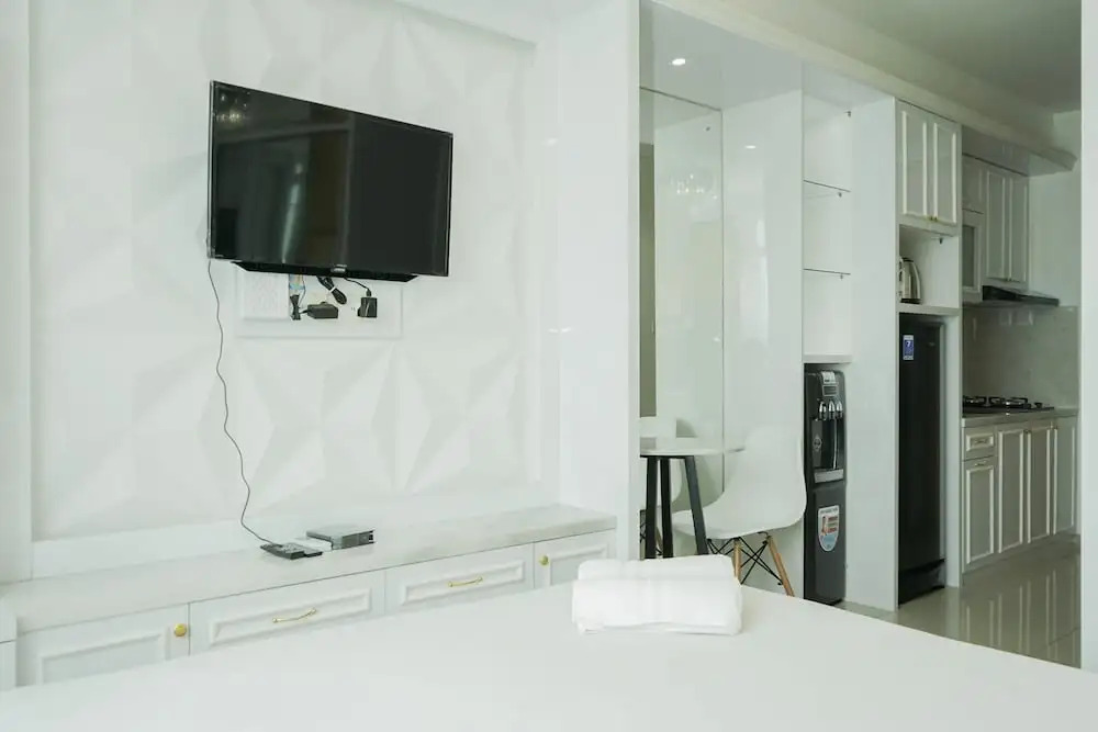 Comfort and Modern Studio at Tree Park Cikokol Apartment By Travelio